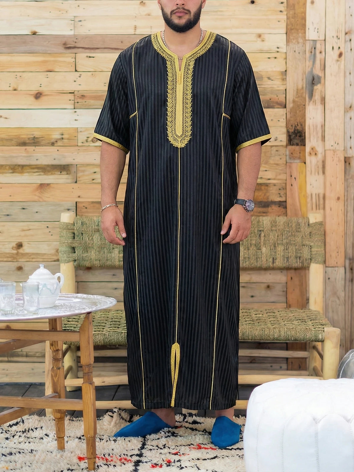 Kurzärmelige muslimische Robe für Herren, verziert mit gestickten Streifen, locker sitzende traditionelle islamische Kleidung, geeignet für Fe