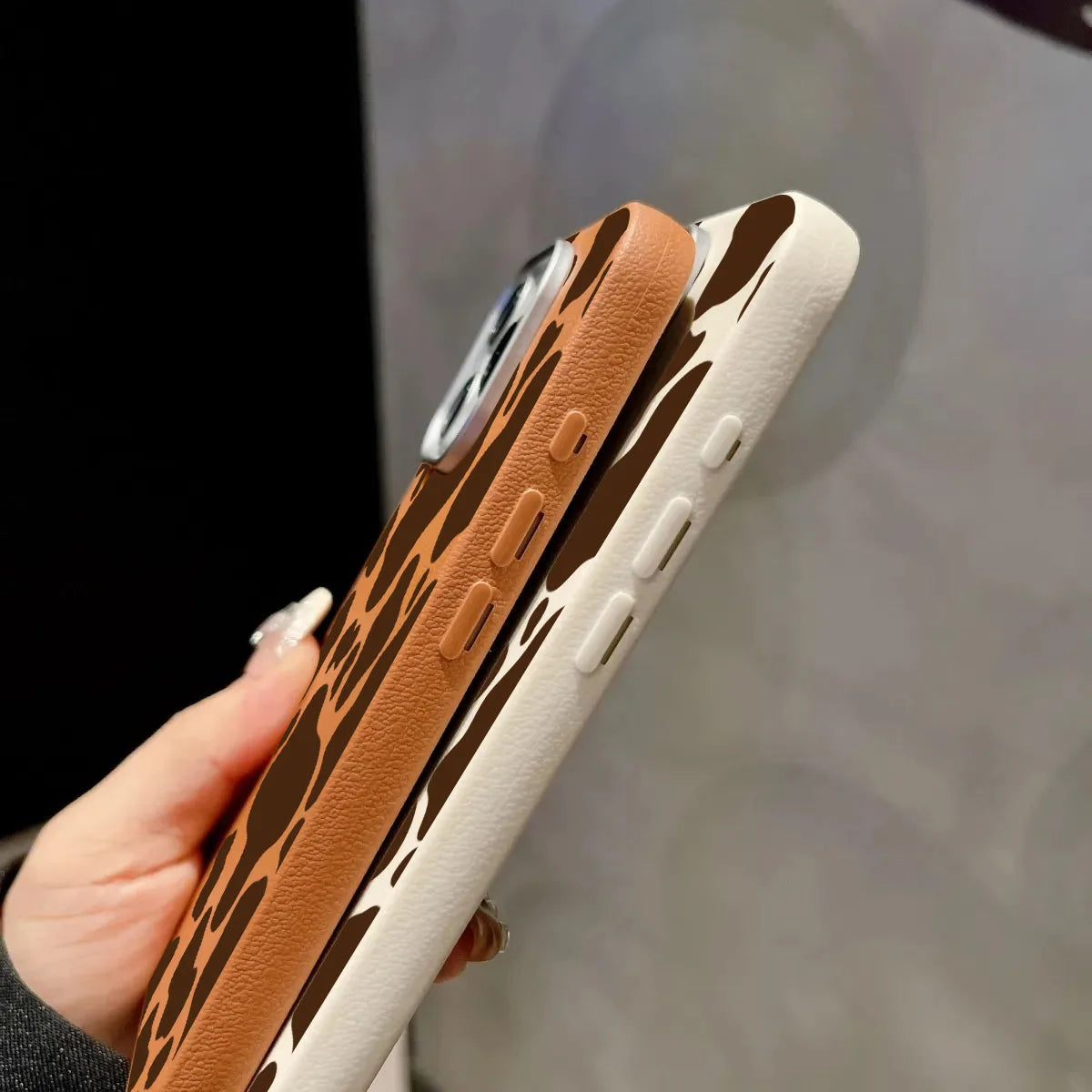 Für iPhone 17 Hülle, brauner Kuh-Druck, Litschi-Muster, Handyhülle für iPhone 16 Pro Max 15 14 13 12 11 XS X XR 7 8 Plus 16E Air Cover