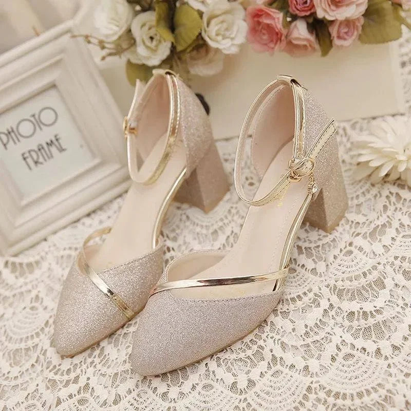 Neue Baotou Sandalen weibliche koreanische Version spitze Wurzel dicke Ferse Damenschuhe ein Wort Schnalle Mode Sandalen Zapatos de Mujer