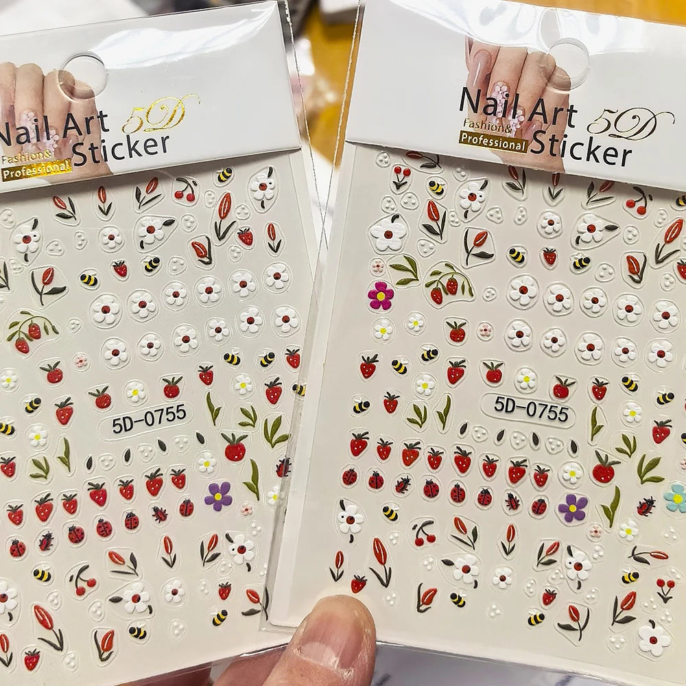 5D Süße Erdbeer- und weiße Gänseblümchen-Nagelaufkleber, geprägte Marienkäfer-, kleine Biene- und Tulpen-Design-Nagelsticker, DIY Frühlings-Blütenblätter-Deko