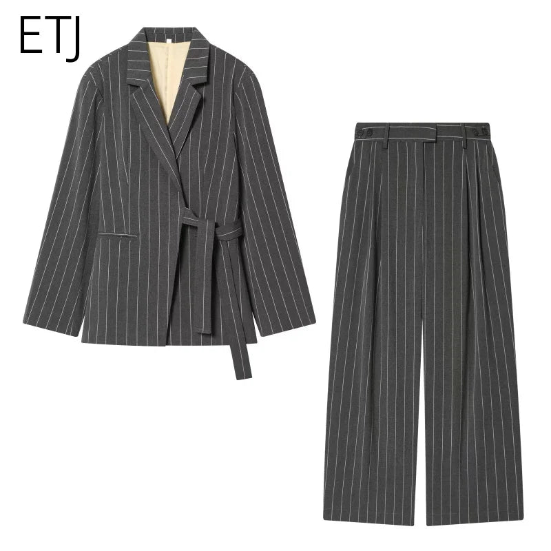 ETJ Frühjahr 2026 neue lässige und lockere Damenversion der Wickelriemen-Anzugjacke mit vertikalen Streifen und passende Anzughose