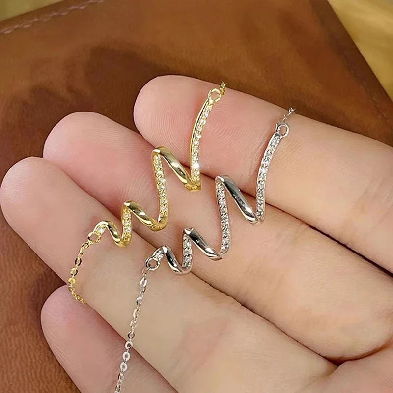 Huitan Ästhetische wellenförmige Anhänger-Halskette für Frauen, Hochzeit, Verlobung, Modeaccessoires, eingelegter glänzender CZ, vielseitiger Schmuck