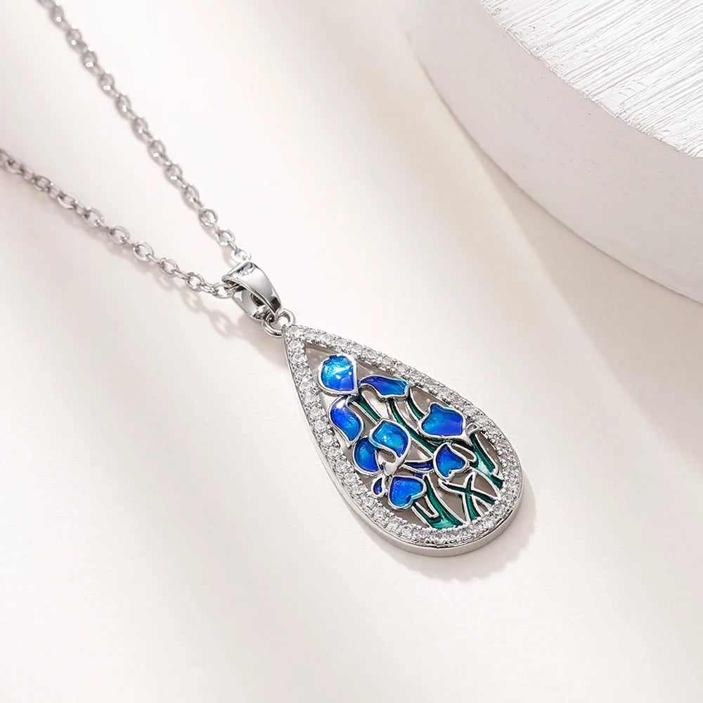 Huitan Elegante birnenförmige Damen-Anhänger-Halskette, blaue Blume, ästhetisches Hochzeits- und Party-Accessoire, eingelegter glänzender CZ, trendiger Schmuck