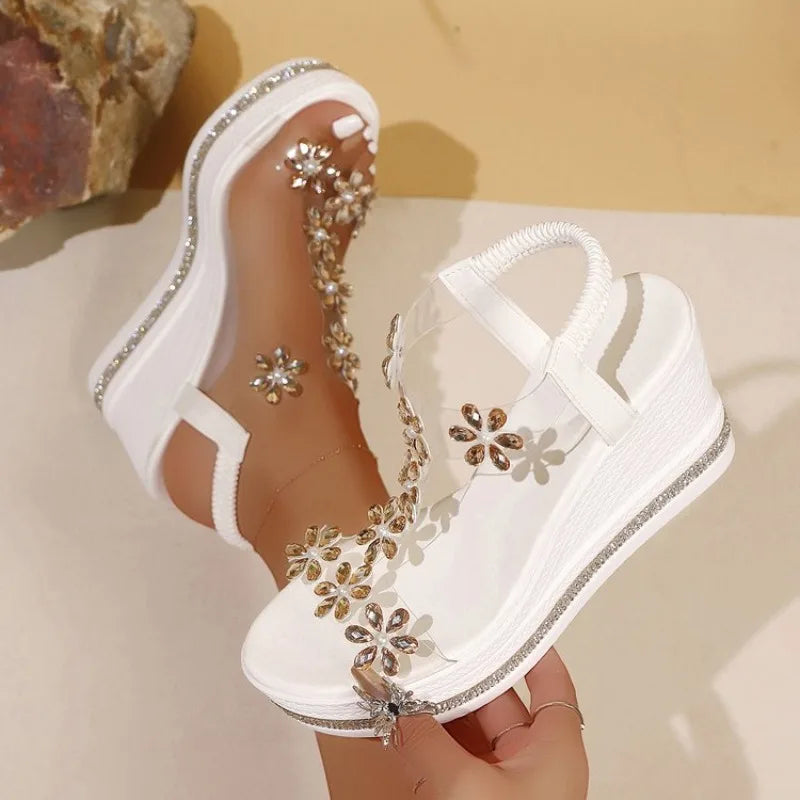 Damen-Sandalen mit dickem Absatz, Sommer-Neuheit, große Größen, modische Keilabsatz-Sandalen mit Blumen und Strass, Feen-Strandsandalen mit runder Zehenpartie