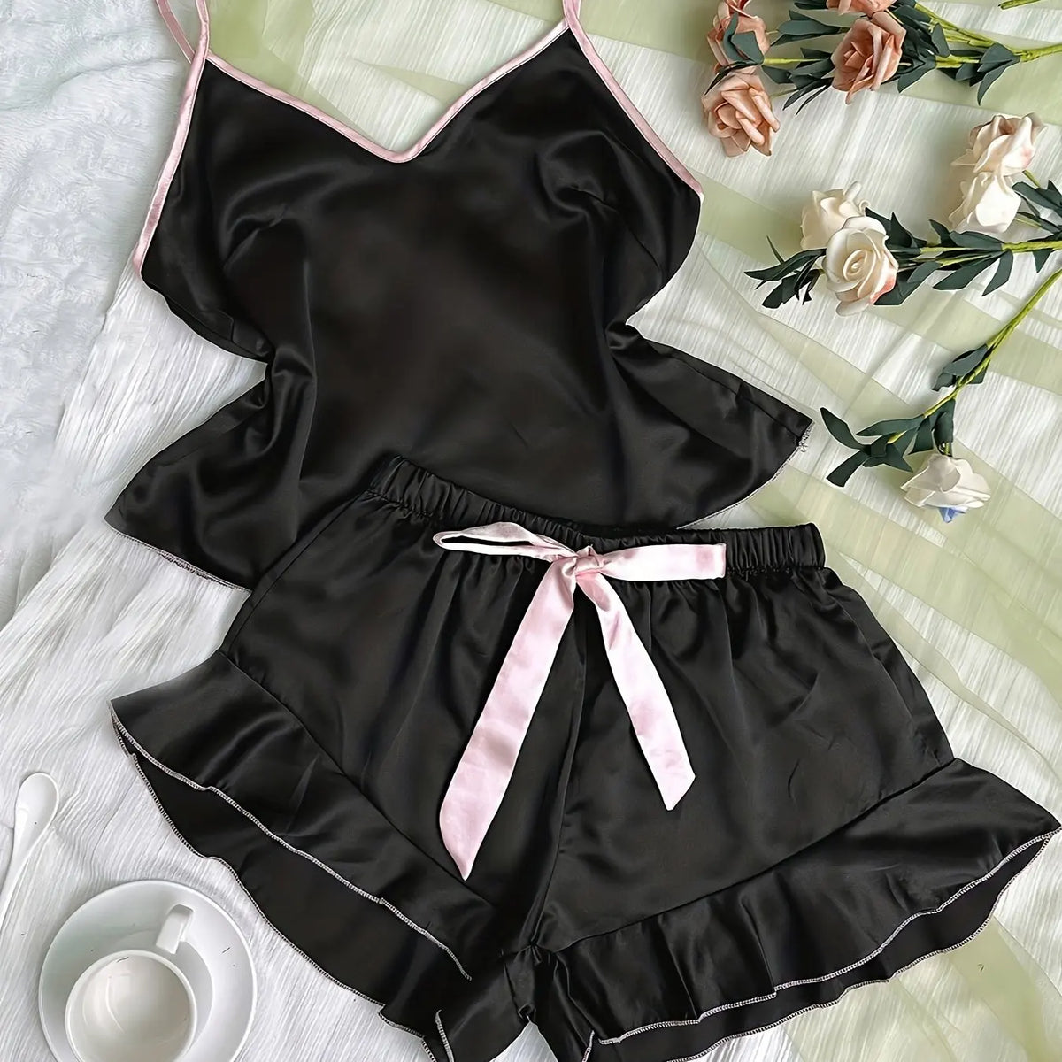 Damen-Pyjama aus glattem Satin, V-Ausschnitt, T-Shirt, gerüschte Kanten und Schleifen-Shorts, einfaches und atmungsaktives Pyjama-Set, Sling-Home-Kleidung