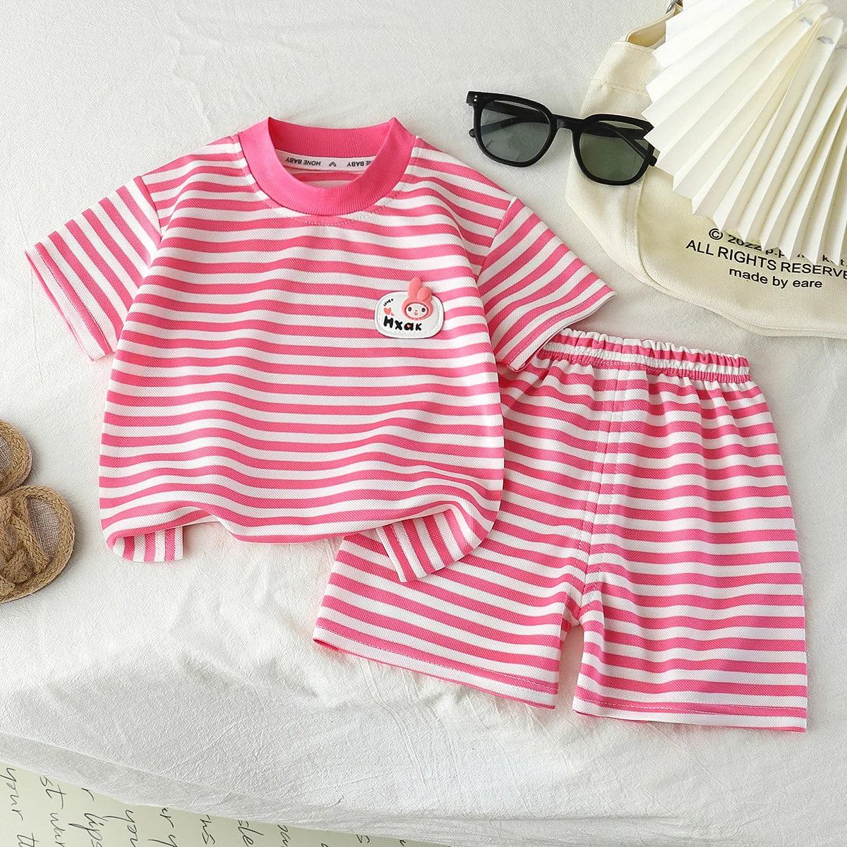2026 Koreanische Kinderkollektion für Jungen und Mädchen Sommer Gestreiftes Rundhals-Kurzarm-Shirt mit Shorts Lässiges Zweiteiler-Set