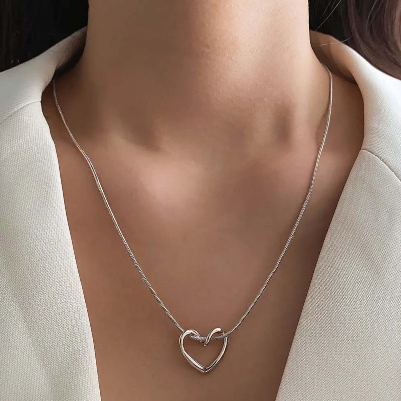 Neue Einfache Hohl Liebe Herz Anhänger Halskette für Frauen Mode Kreative Geometrische Schlüsselbein Kette Halsketten Partei Schmuck Geschenk