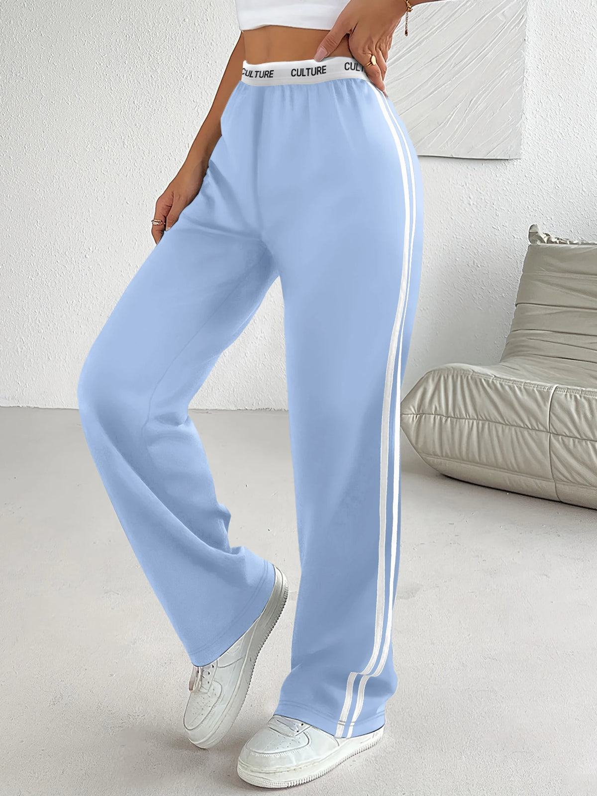 Seitlich gestreifte Jogginghose mit weitem Bein – Freizeithose mit „CULTURE“-Aufdruck am Bund für Damen