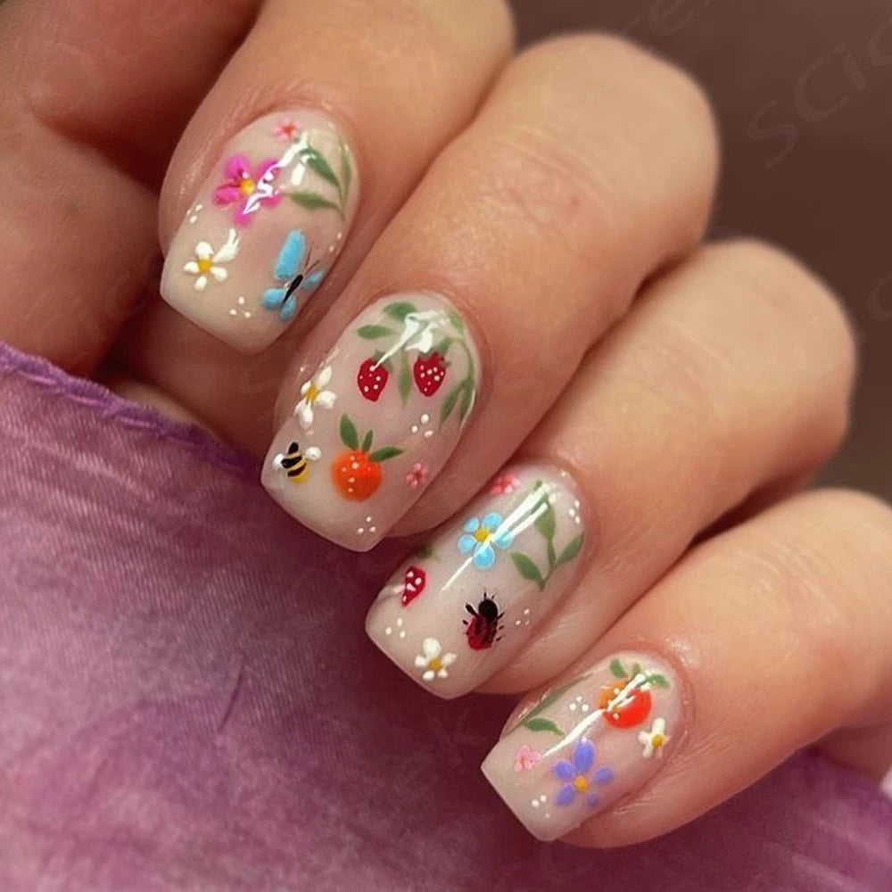 5D Süße Erdbeer- und weiße Gänseblümchen-Nagelaufkleber, geprägte Marienkäfer-, kleine Biene- und Tulpen-Design-Nagelsticker, DIY Frühlings-Blütenblätter-Deko