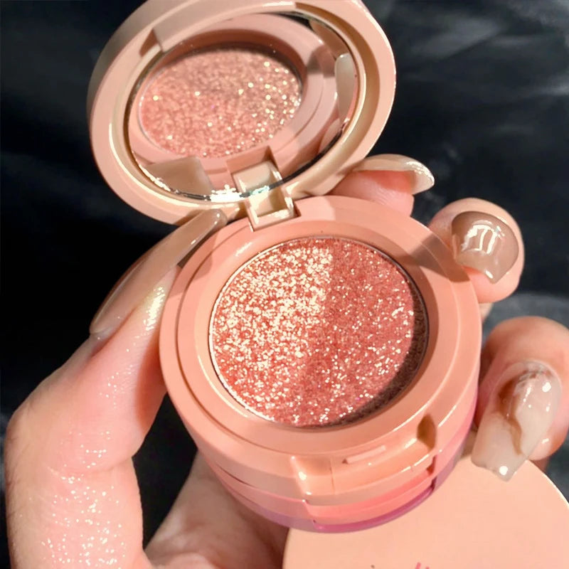 Dreifarbiger Lidschatten, matt. Erstellen Sie mehrschichtiges Augen-Make-up