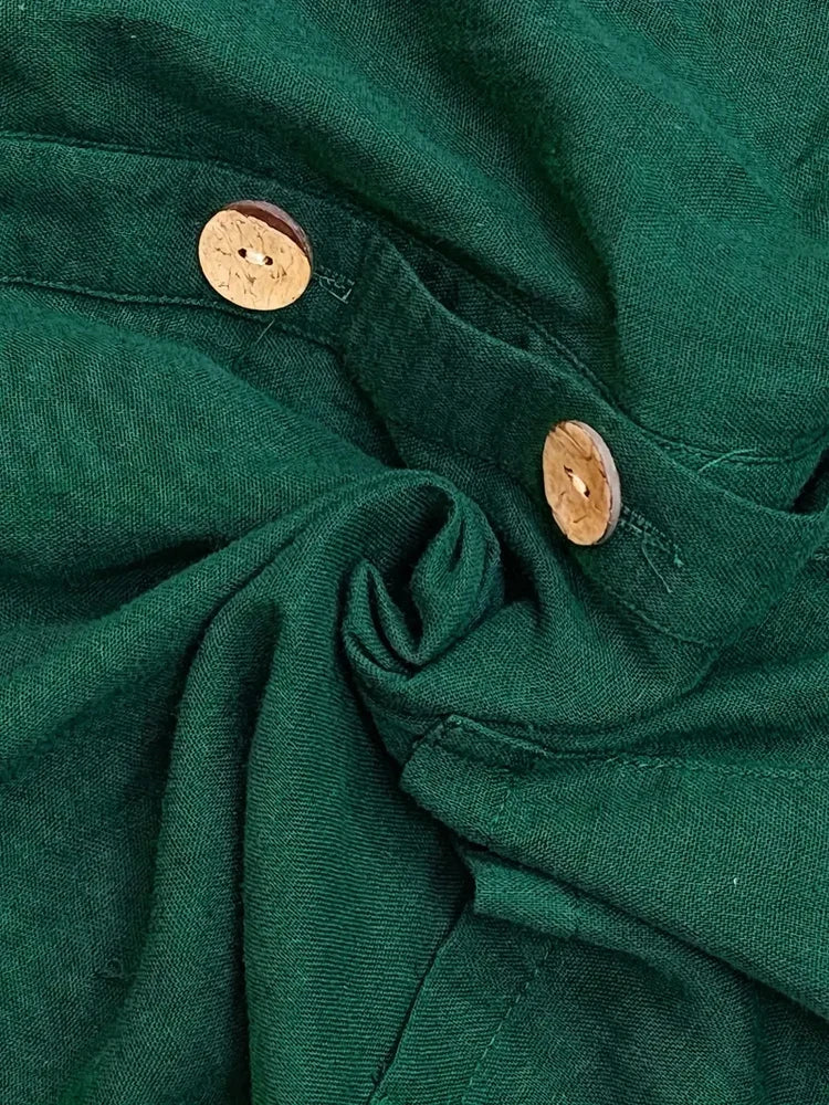 Übergrößen Grüne Leinenbluse für Kurvige Frauen. V-Ausschnitt-Hemd mit halben Ärmeln, Knöpfen und mehreren Taschen. Übergroßer, lockerer Schnitt, perfekt passend