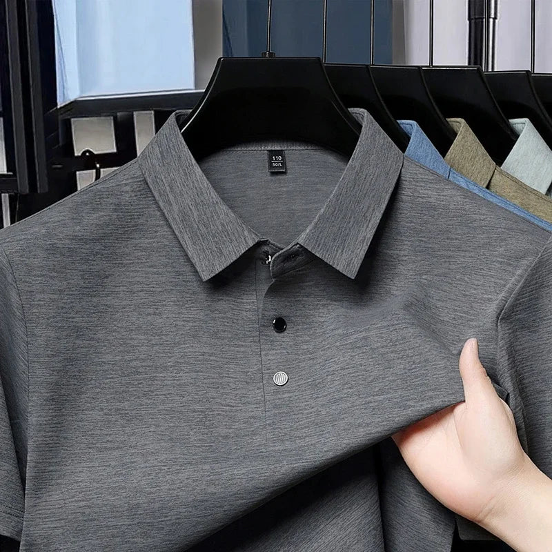 Einfarbiges Kurzarm-Poloshirt für Herren aus atmungsaktivem Stoff mit Reverskragen für Business und alltägliche Freizeitkleidung.