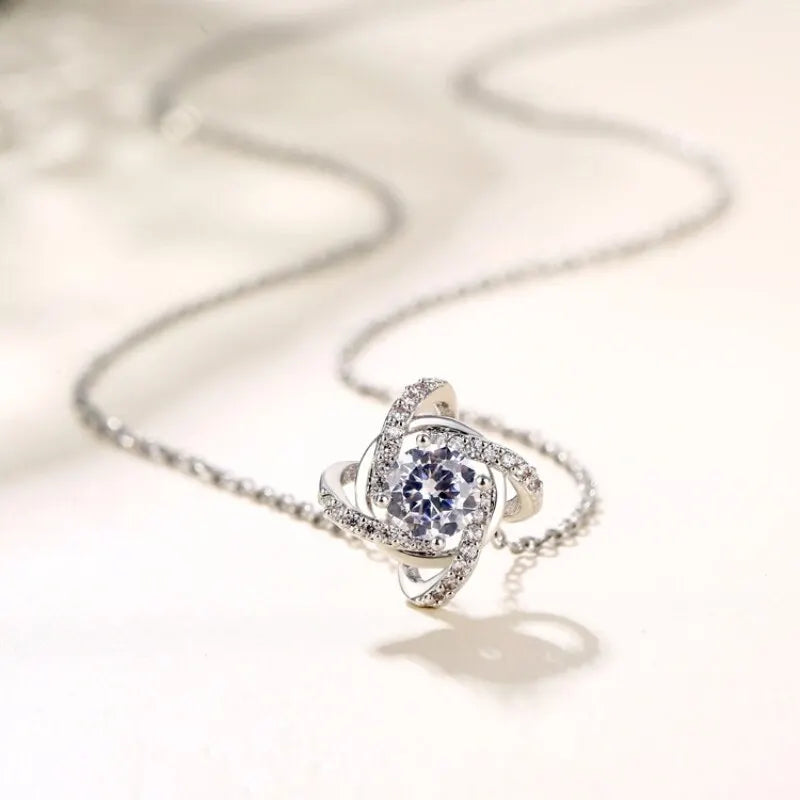1 stücke Stahl Farbe-Farbe Halskette Damen kalten Wind vier blättriges Kleeblatt mit Diamanten Messing Anhänger Schmuck