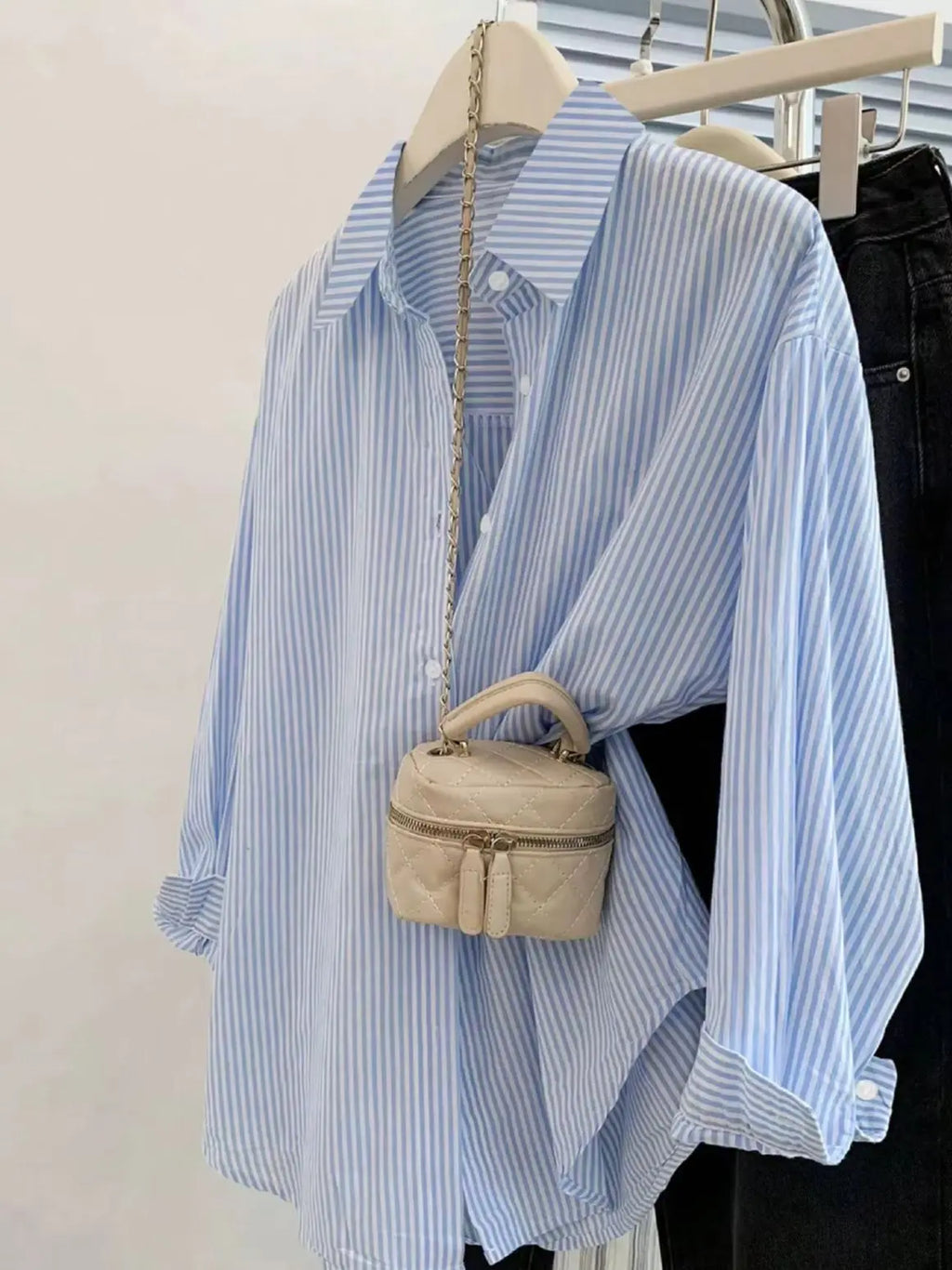 Damen Hellblau-Weiße Vertikale Nadelstreifen Übergroße Bluse mit Hemdkragen und Aufrollbaren Ärmeln, Langarm, Locker Geschnitten, Lässig