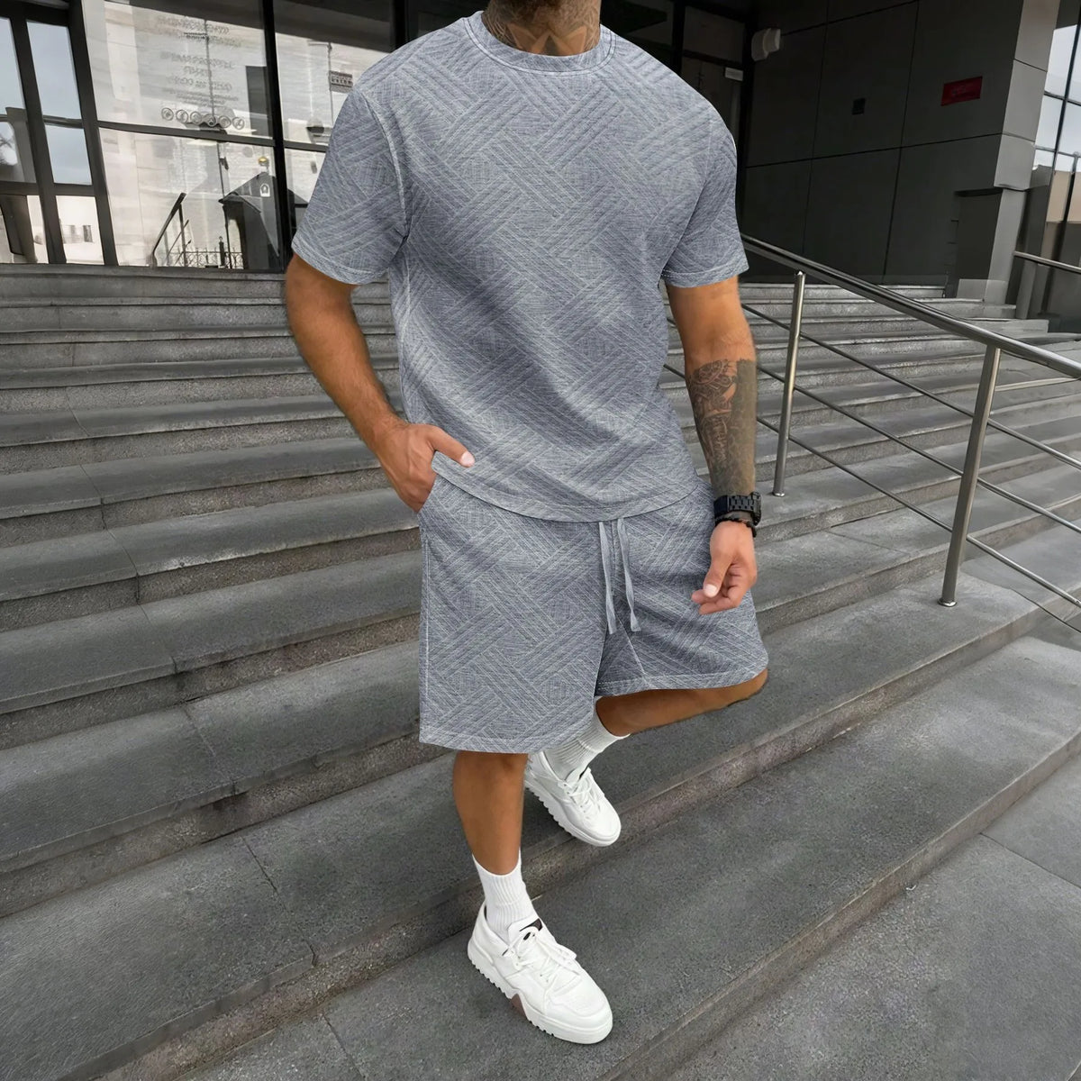 Herren Freizeit-Set mit Rundhals-T-Shirt und Shorts für Outdoor-Aktivitäten, Zweiteiliges Set für Frühling und Sommer, Einfarbig mit Blumenstickerei