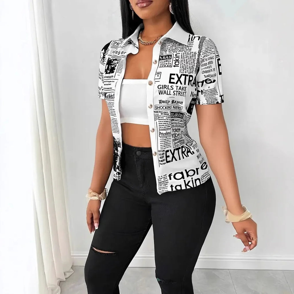 Damen Bluse mit Zeitungsdruck, Kurzarm, Knopfleiste, Hemdkragen, figurbetont, trendiges Streetwear-Oberteil