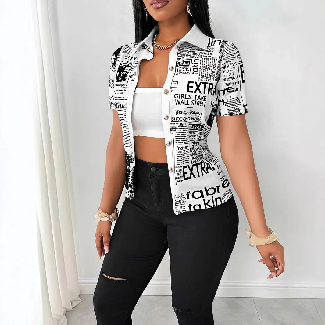 Damen Bluse mit Zeitungsdruck, Kurzarm, Knopfleiste, Hemdkragen, figurbetont, trendiges Streetwear-Oberteil