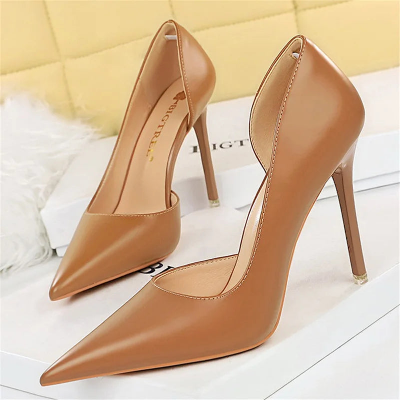 Neue Frauen 10,5 cm High Heels Pumps Hochzeit Braut Stiletto Sexy Retro Hohl Heels Dame Scarpins Büro Party Nude Weiße schuhe