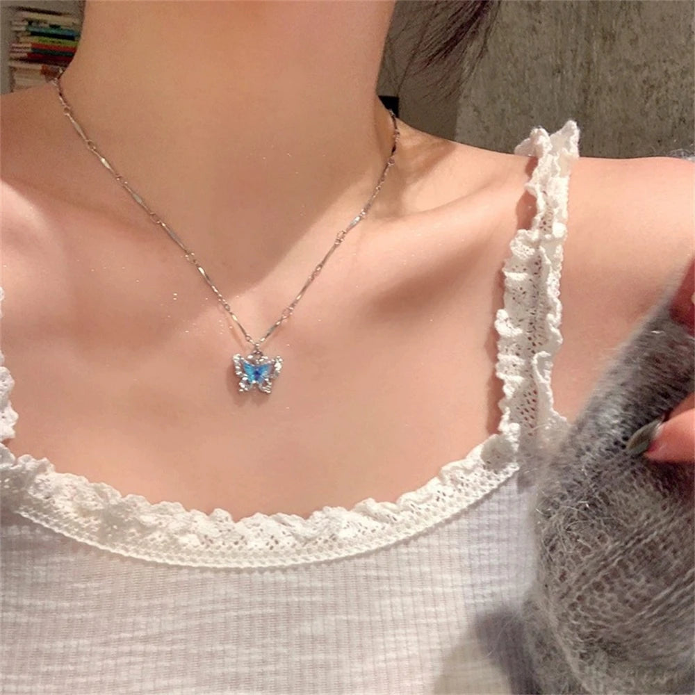Neue Modische Filigrane Zirkon-Funkelnde Anhänger Romantische Blaue Kristall-Schmetterling-Halskette für Frauen Zweischichtige Choker-Kette
