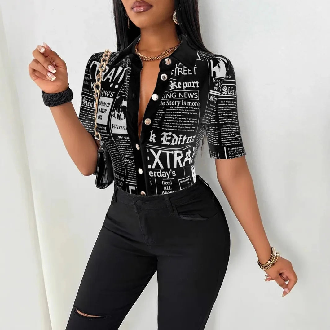 Damen Bluse mit Zeitungsdruck, Kurzarm, Knopfleiste, Hemdkragen, figurbetont, trendiges Streetwear-Oberteil