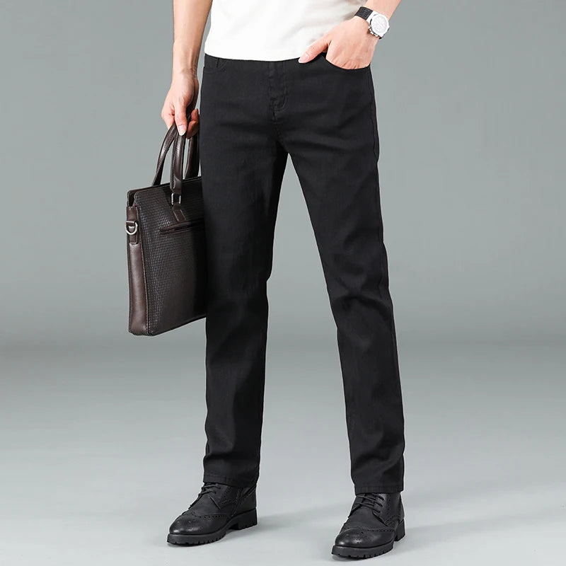 Herren-Jeans in reinem Schwarz, koreanische Version, trendige gerade Passform, bequeme und elastische klassische Business-Jeans für Männer.