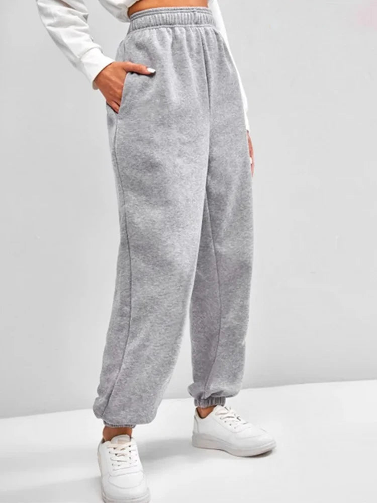 Bequeme Jogginghose mit hoher Taille für Damen. Dehnbare und weiche Alltagshose mit elastischem Bund