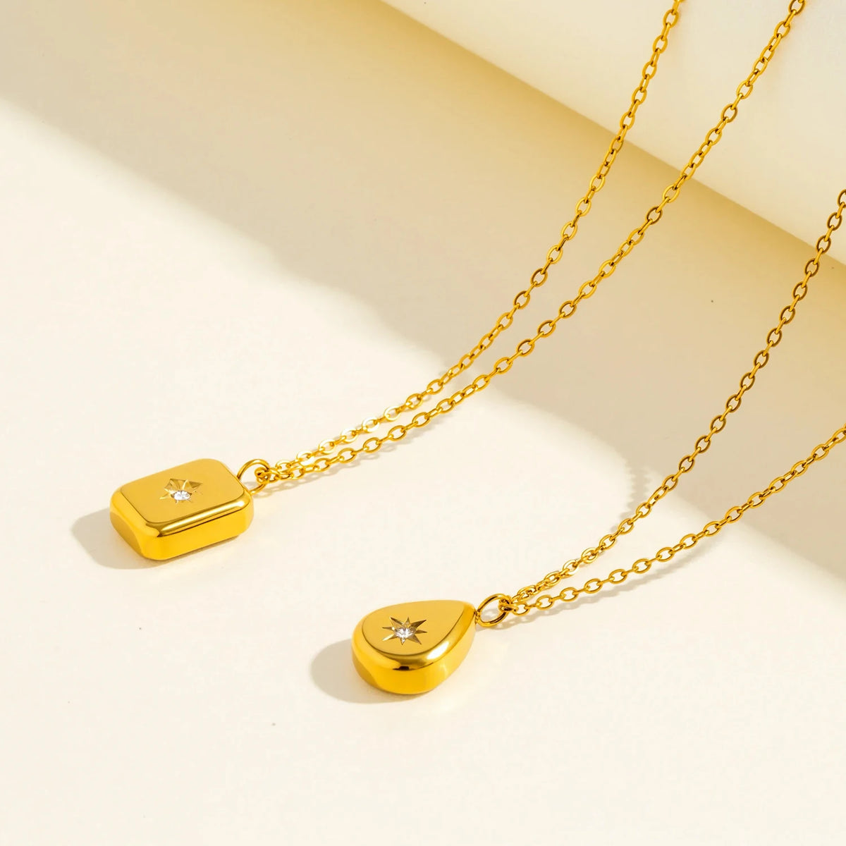 Exquisite Briolette- und quadratische Anhänger-Halskette für Damen |   Hypoallergene, 18 Karat vergoldete Kette aus poliertem Edelstahl