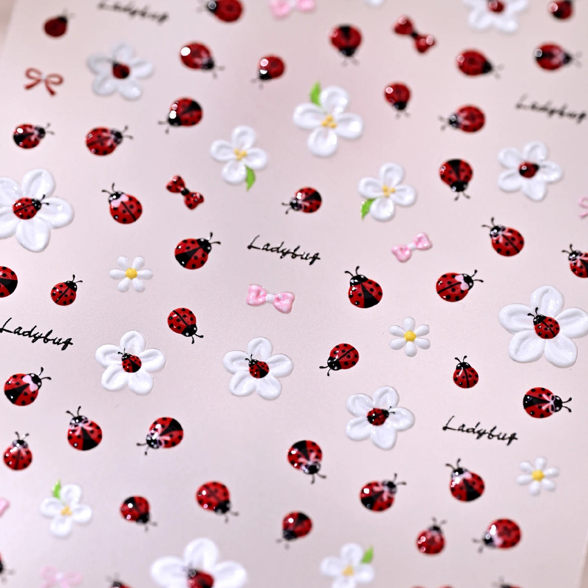 1 Stück 5D Niedliche Marienkäfer-Gänseblümchen-Blumen-Nagelaufkleber Weiße Gänseblümchen-Schleife Biene Selbstklebende Süße Nagelsticker Frühling Sommer Nagelkunst-Dekoration