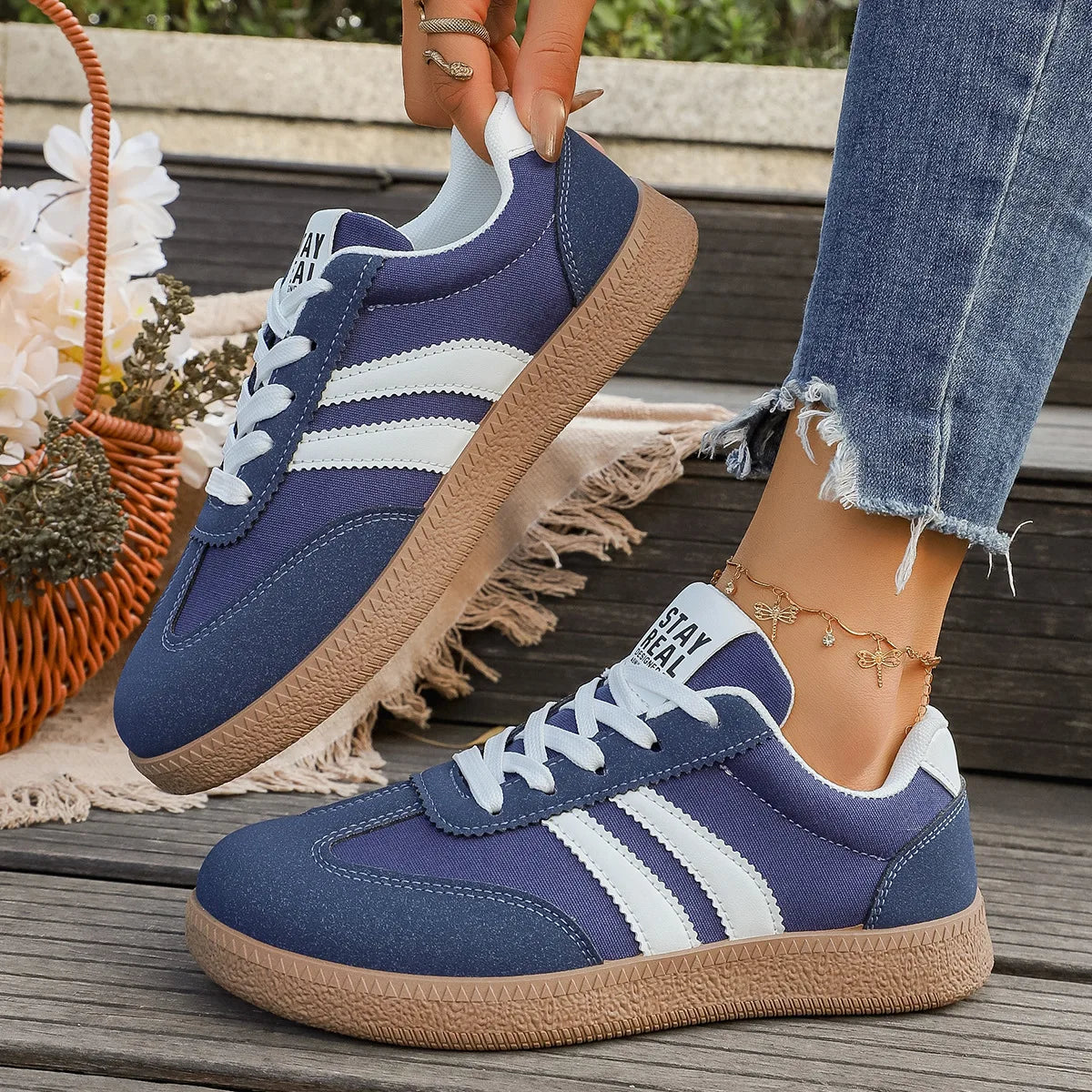 Modische sportliche weiße Turnschuhe mit runder Spitze, Farbblock, lässige Dequn-Schuhe, atmungsaktive Low-Top-Gummi-Außensohle für Damen