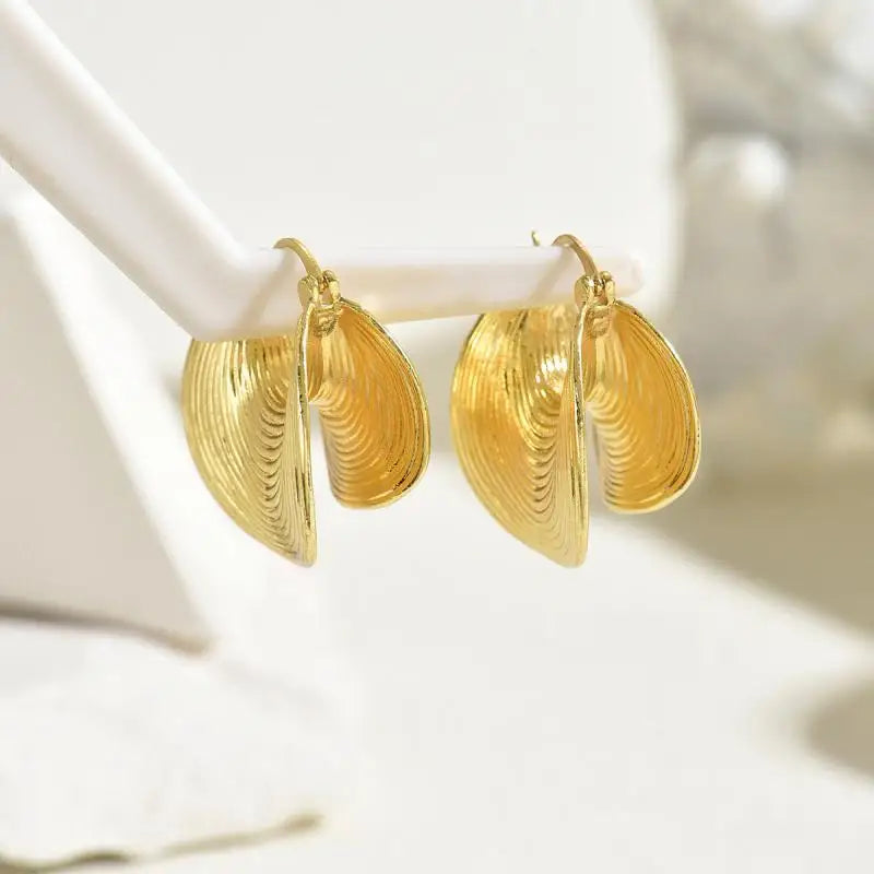 Einzigartige geometrische unregelmäßige gestreifte große Ohrschnalle-Ohrringe für Frauen, kreative Metall-Gold-Farbe, fächerförmiger Ohrring, Schmuck, Geschenk