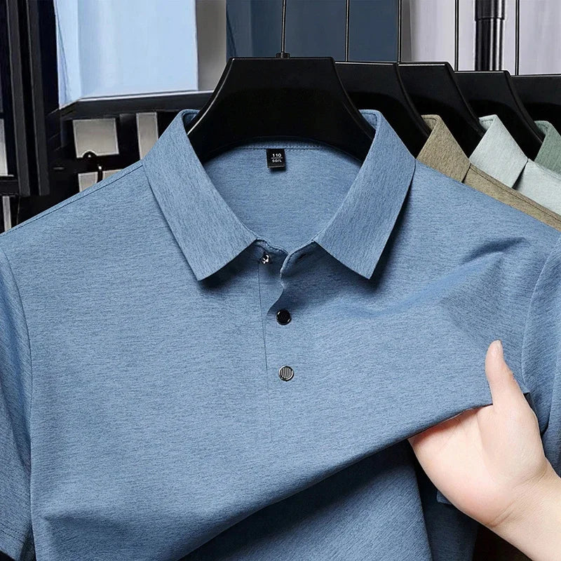 Einfarbiges Kurzarm-Poloshirt für Herren aus atmungsaktivem Stoff mit Reverskragen für Business und alltägliche Freizeitkleidung.
