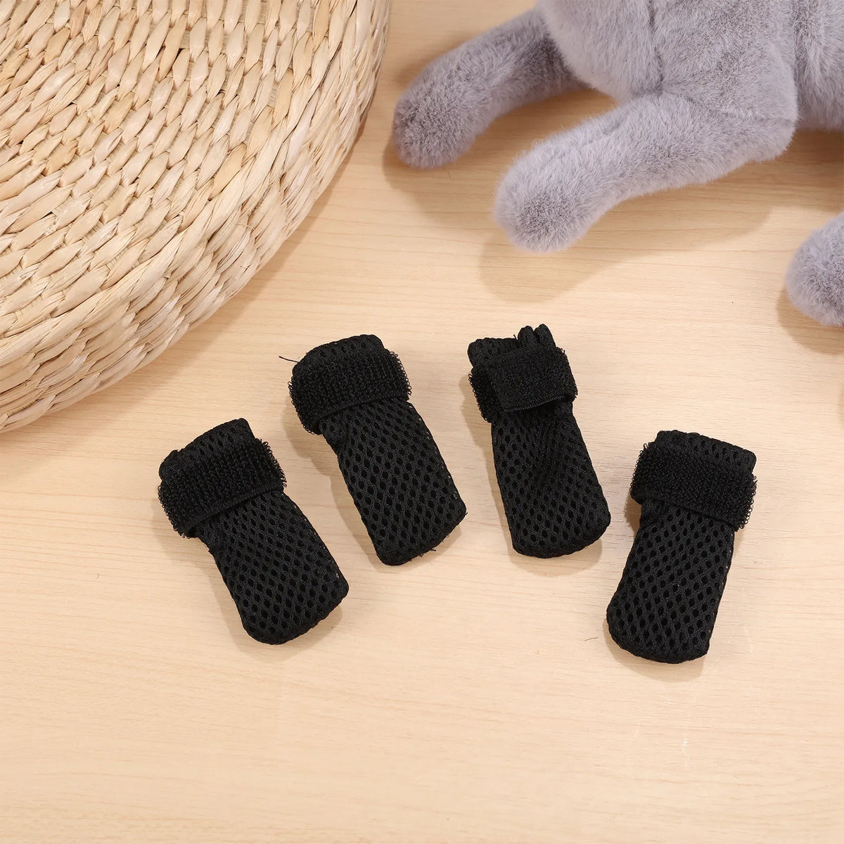 4er-Set Katzenschuhe: Verstellbare Pfotenschützer, Kratzschutz-Krallenkappen, Katzenstiefel, Medikamentenschuhe für Katzen