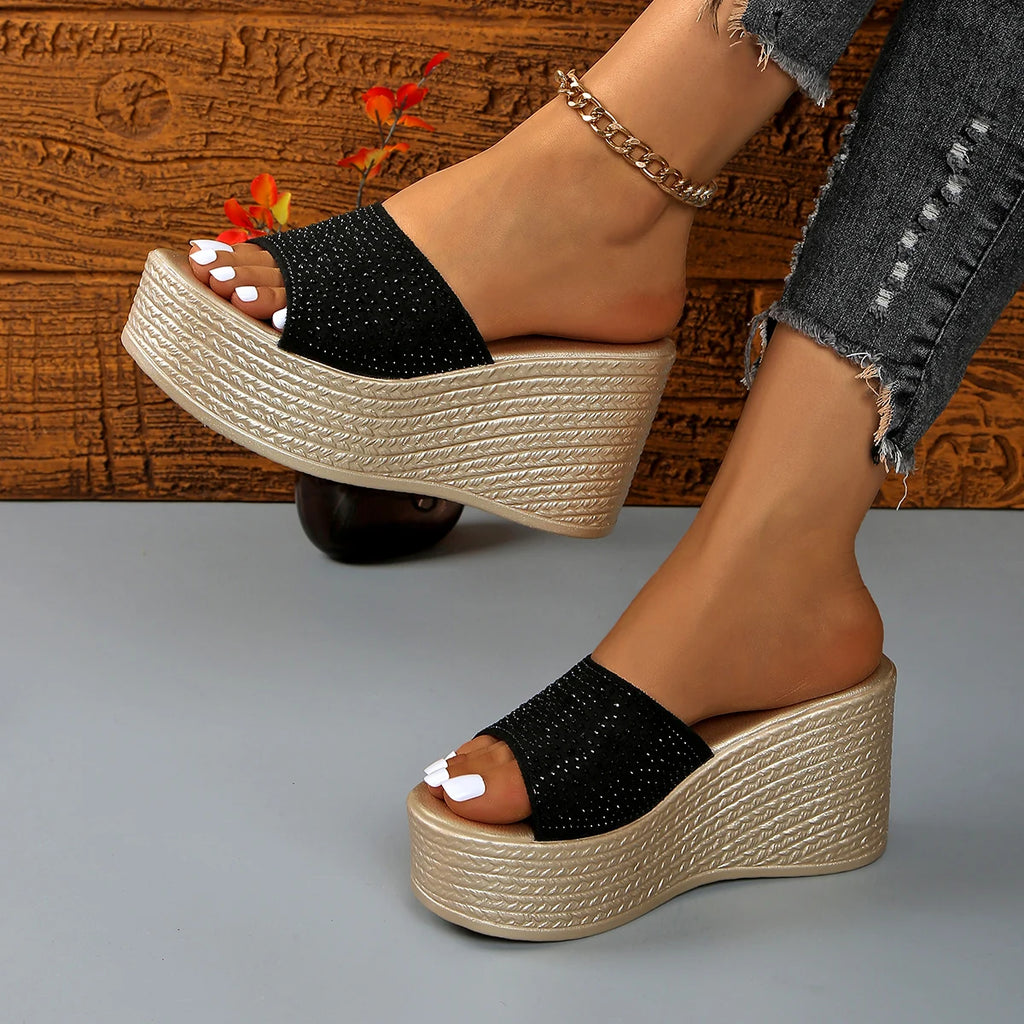 Damen Keilsandalen 2026 Neue Sommer Damen Slip-on Hochhackige Modische Damenschuhe Bequeme Blumen Outdoor Plateau-Sandalen