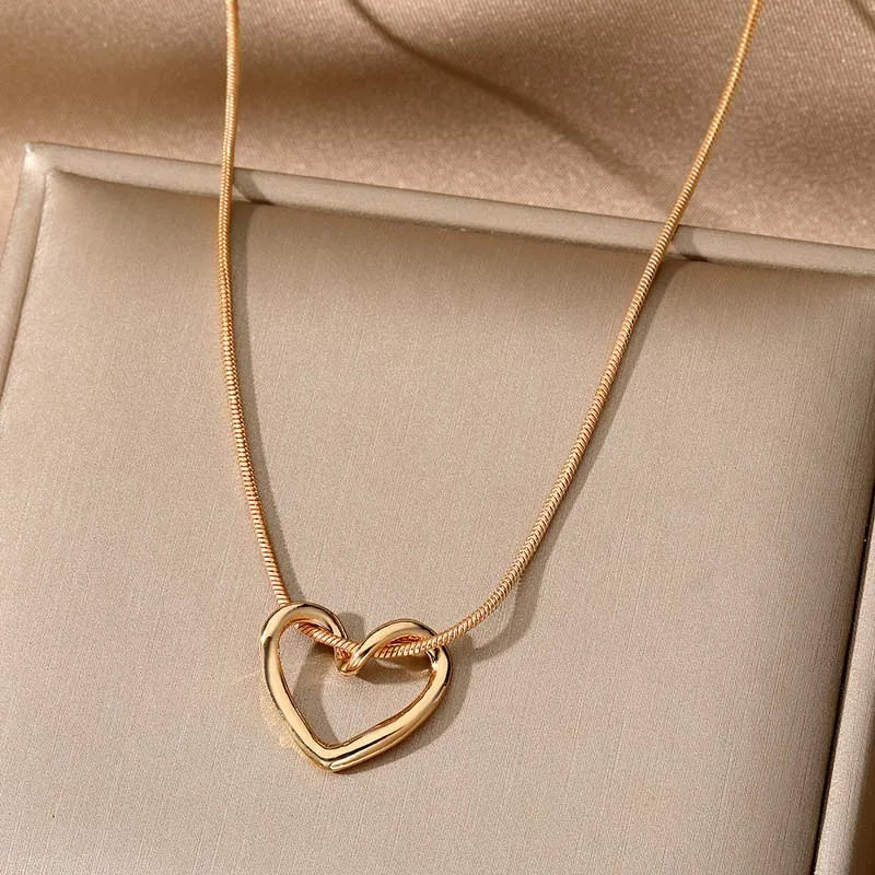 Neue Einfache Hohl Liebe Herz Anhänger Halskette für Frauen Mode Kreative Geometrische Schlüsselbein Kette Halsketten Partei Schmuck Geschenk