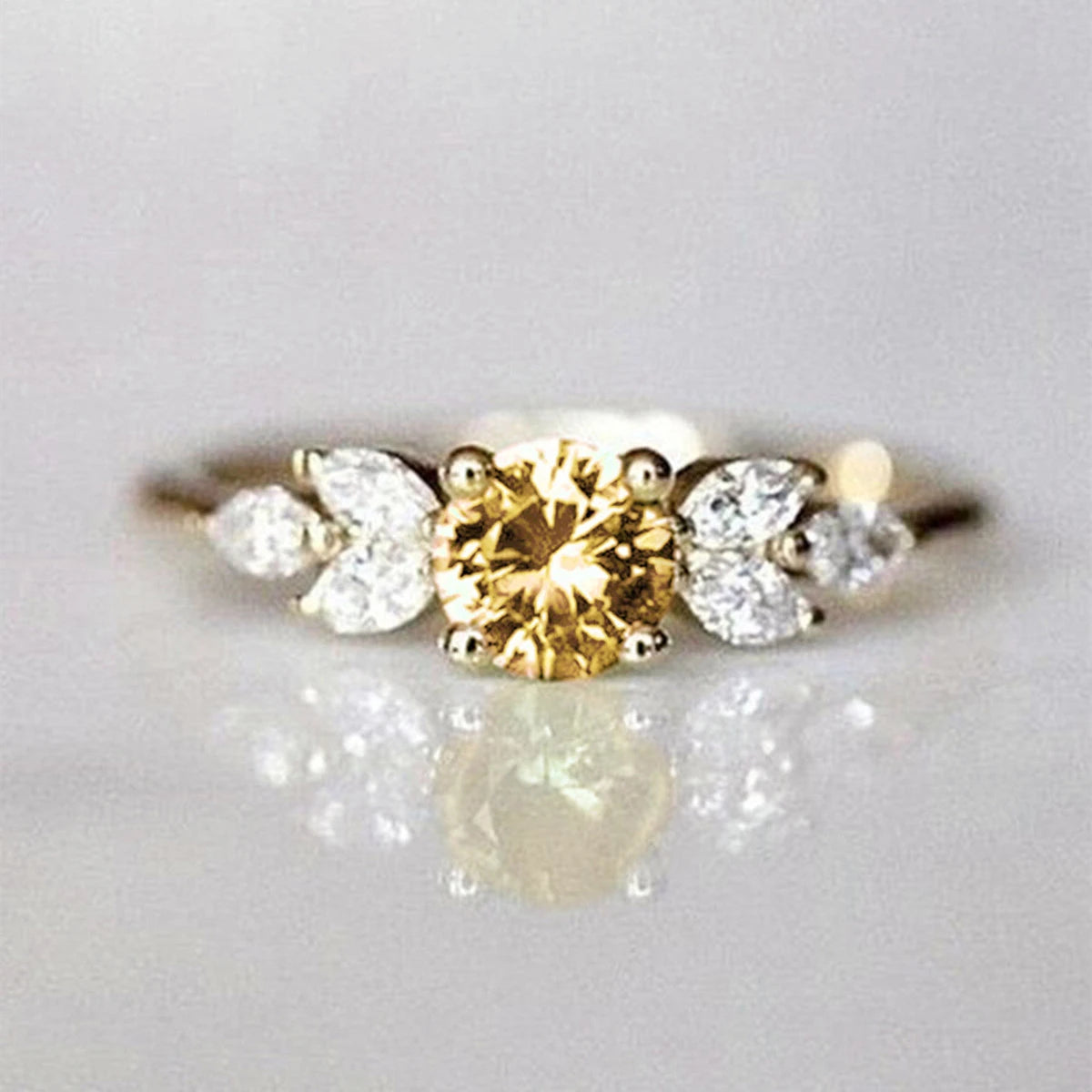Huitan Ästhetischer, vielseitiger Damenring, frischer Stil, für den Alltag, Party, trendiges Zubehör, eingelegter, heller CZ, eleganter Schmuck für die Hochzeit