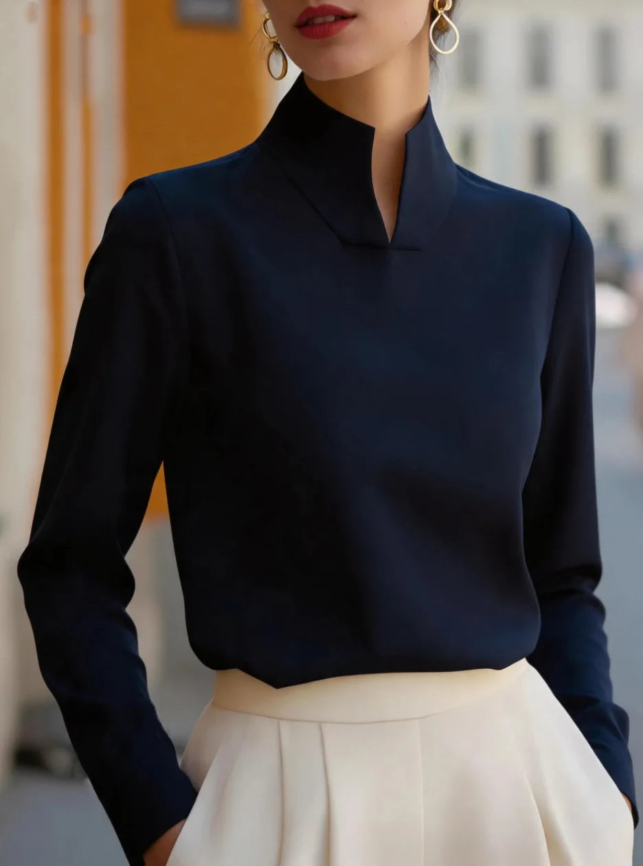 Bluse mit geteiltem Stehkragen, langen Ärmeln und Satin-Optik, minimalistisch, elegant, für Büro und Pendler, locker geschnitten, formelles Damenhemd