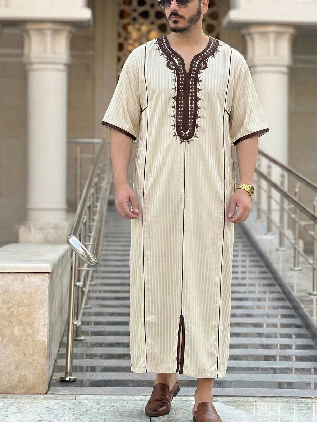 Kurzärmelige muslimische Robe für Herren, verziert mit gestickten Streifen, locker sitzende traditionelle islamische Kleidung, geeignet für Fe
