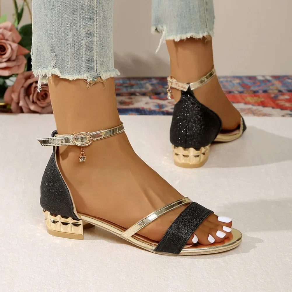 Sommerliche Übergrößen-Sandalen für Damen mit Modernem Absatzdesign, Modischer Knöchelriemen, Glitzernde Kristalle und Niedrigem Absatz