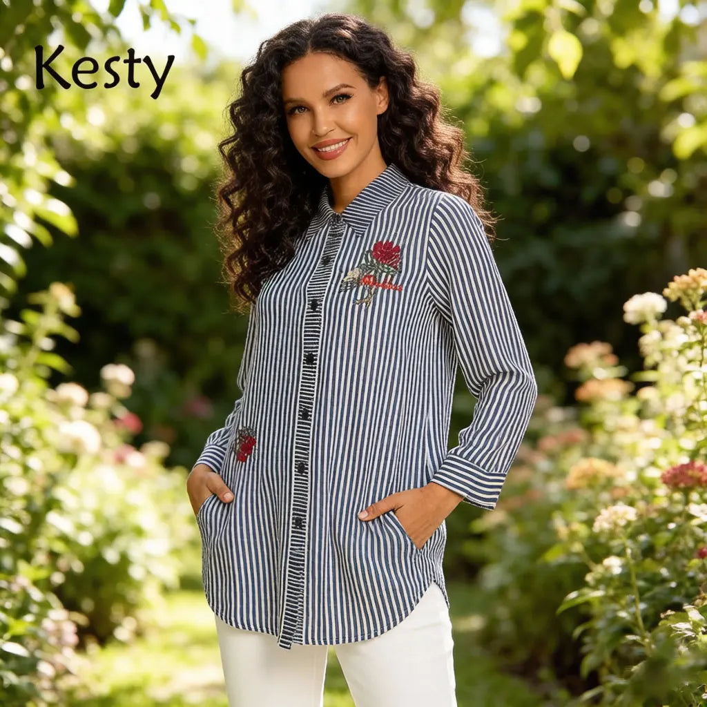 Damen Bluse mit Streifenmuster, blau-weiß, vertikale Streifen, Reverskragen, Langarm-Shirt mit roter Blumenstickerei und Perlenverzierung, Casual