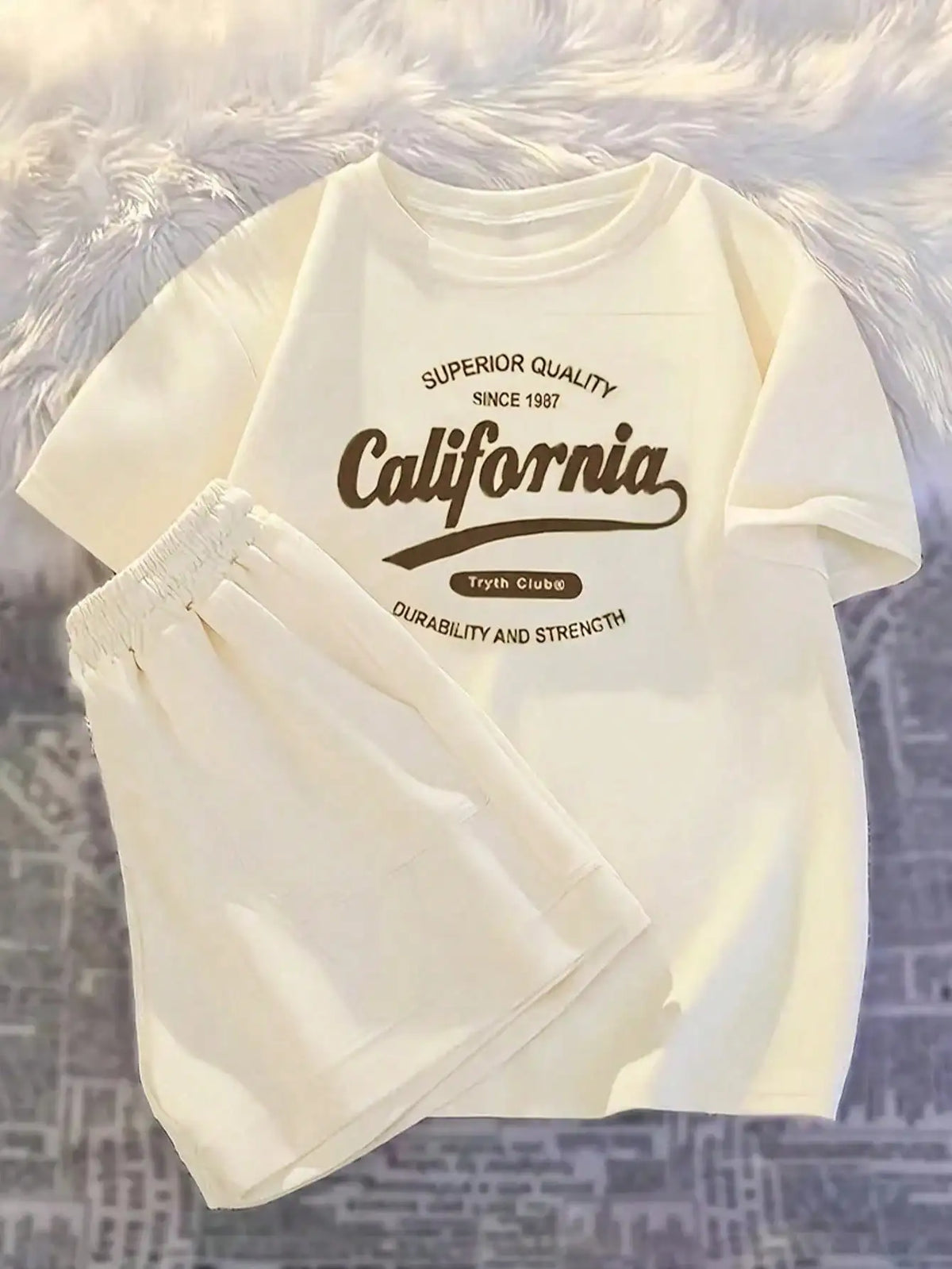 Bedrucktes Sommer-Set für Mädchen, kurzärmeliges T-Shirt kombiniert mit lässigen Shorts, stilvolles Design, geeignet für Outdoor-Aktivitäten.