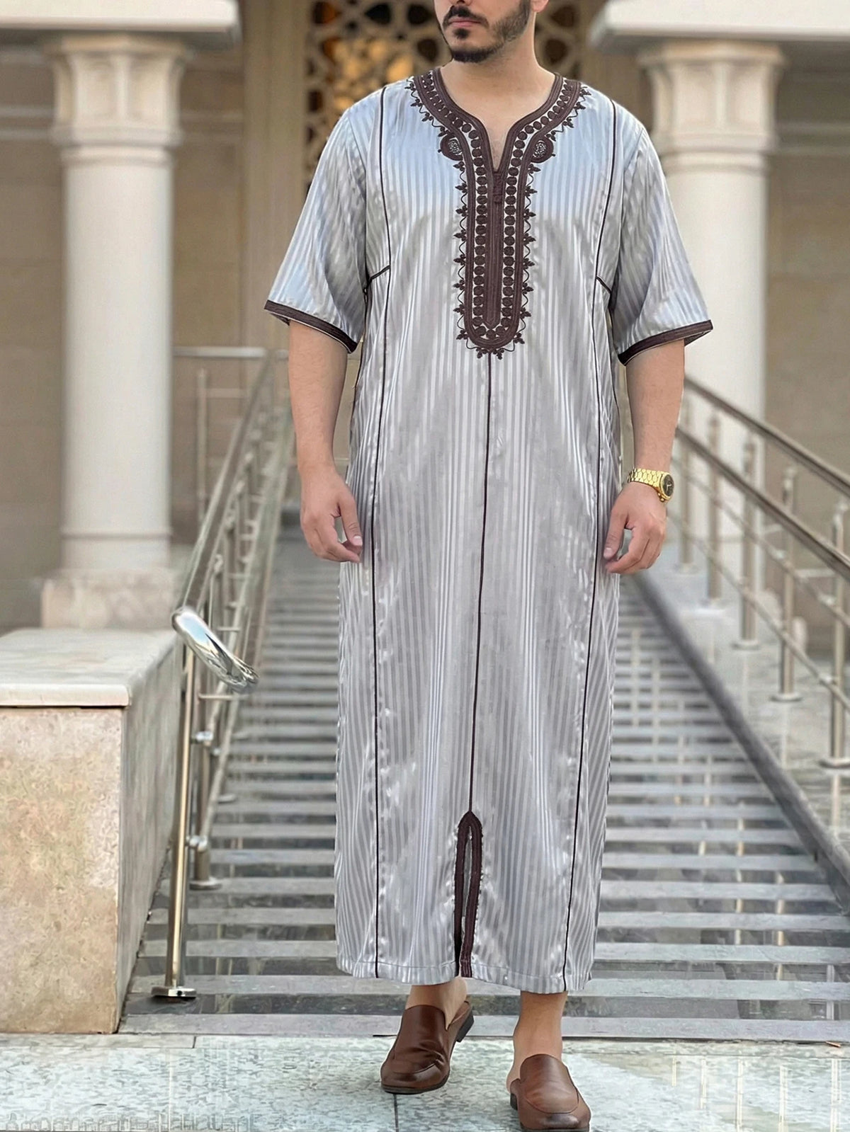 Kurzärmelige muslimische Robe für Herren, verziert mit gestickten Streifen, locker sitzende traditionelle islamische Kleidung, geeignet für Fe