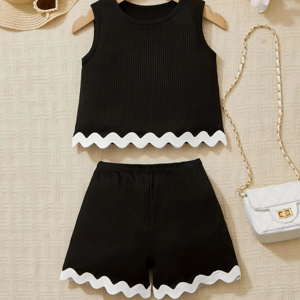 Freizeitoutfit für Mädchen: Zweiteiliges Set aus Weste und Shorts, Schwarz und Rosenrot mit weißem Spitzendesign, stilvoll und attraktiv, geeignet für Kinder im Alter von 4-12 Jahren, vielseitige Kleidung für den Sommer,