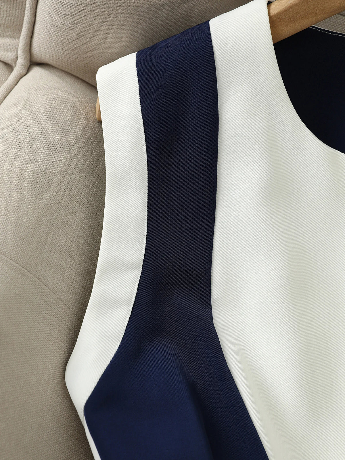 Elegante Damenweste im Color-Block-Design, schicke ärmellose Jacke im französischen Stil, marineblau & weiß, Knopfleiste mit Juwelenknöpfen, Vintage-Look