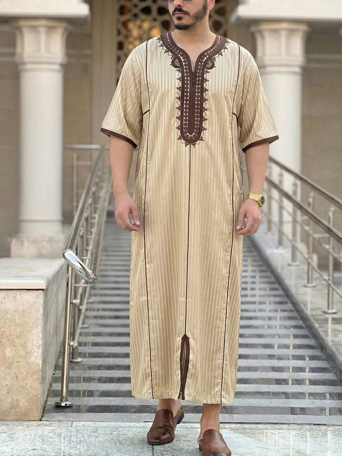 Kurzärmelige muslimische Robe für Herren, verziert mit gestickten Streifen, locker sitzende traditionelle islamische Kleidung, geeignet für Fe