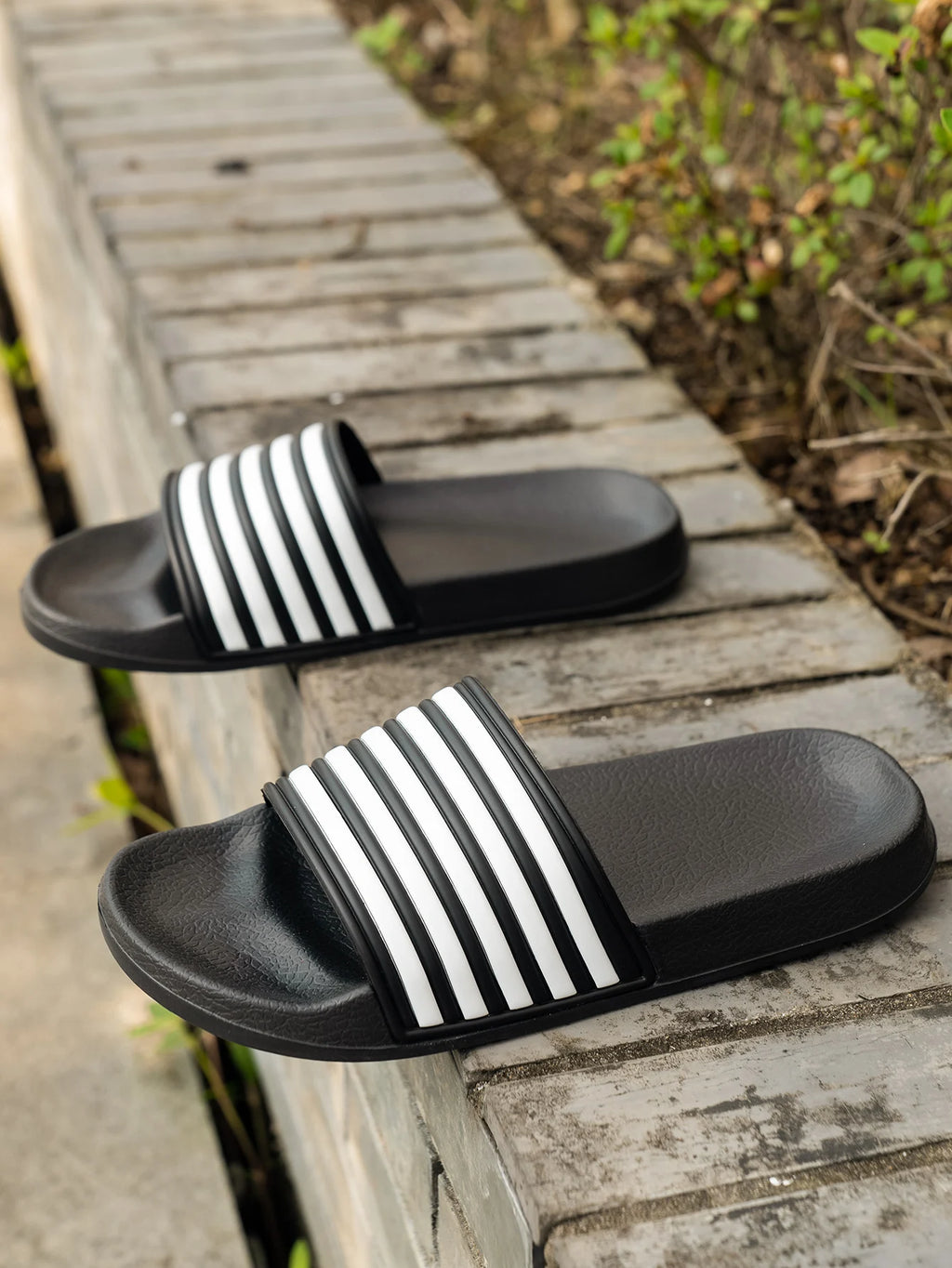 Herren-Slipper für den Sommer: Lässige, schlichte, modische, einfarbige EVA-Slipper mit schwarz-weiß gestreiftem Design – Leichte, bequeme Outdoor- und Haussandalen mit dicker Sohle