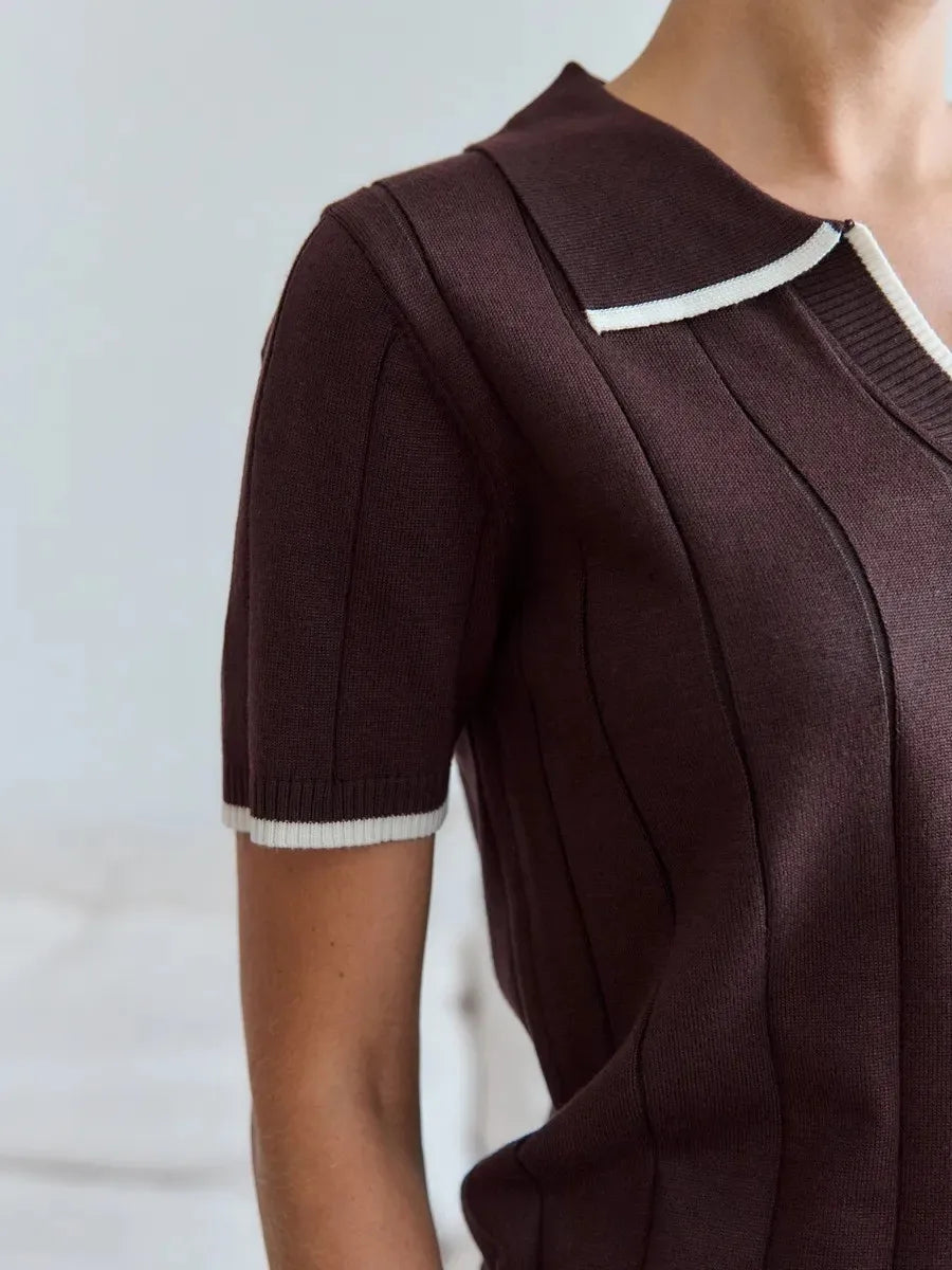 Braunes Kontrast-Poloshirt mit Weißer Einfassung für Damen Kurzarm V-Ausschnitt Slim Fit Lässige Strickware