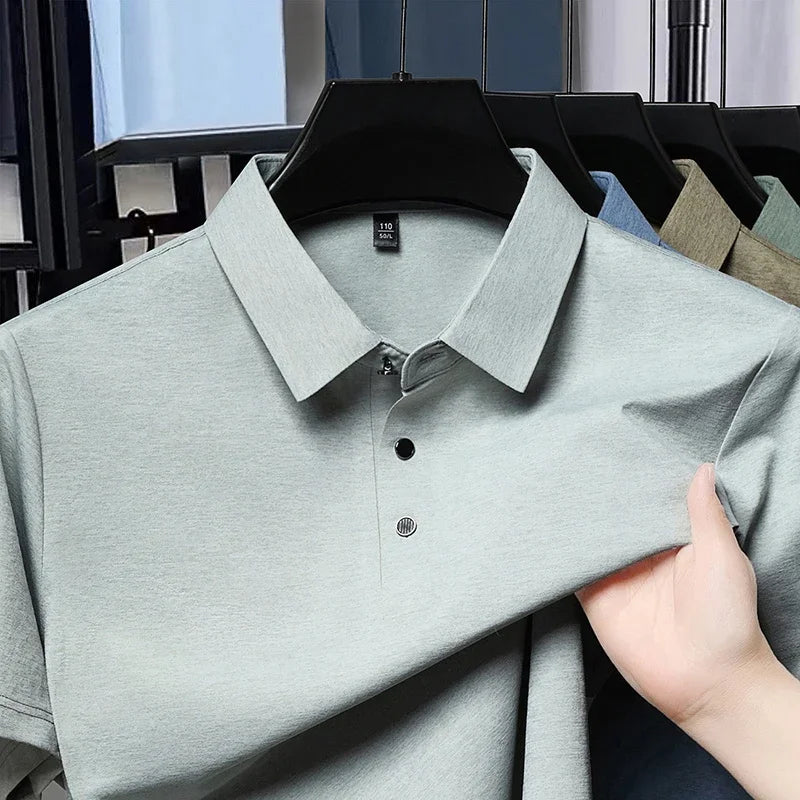 Einfarbiges Kurzarm-Poloshirt für Herren aus atmungsaktivem Stoff mit Reverskragen für Business und alltägliche Freizeitkleidung.