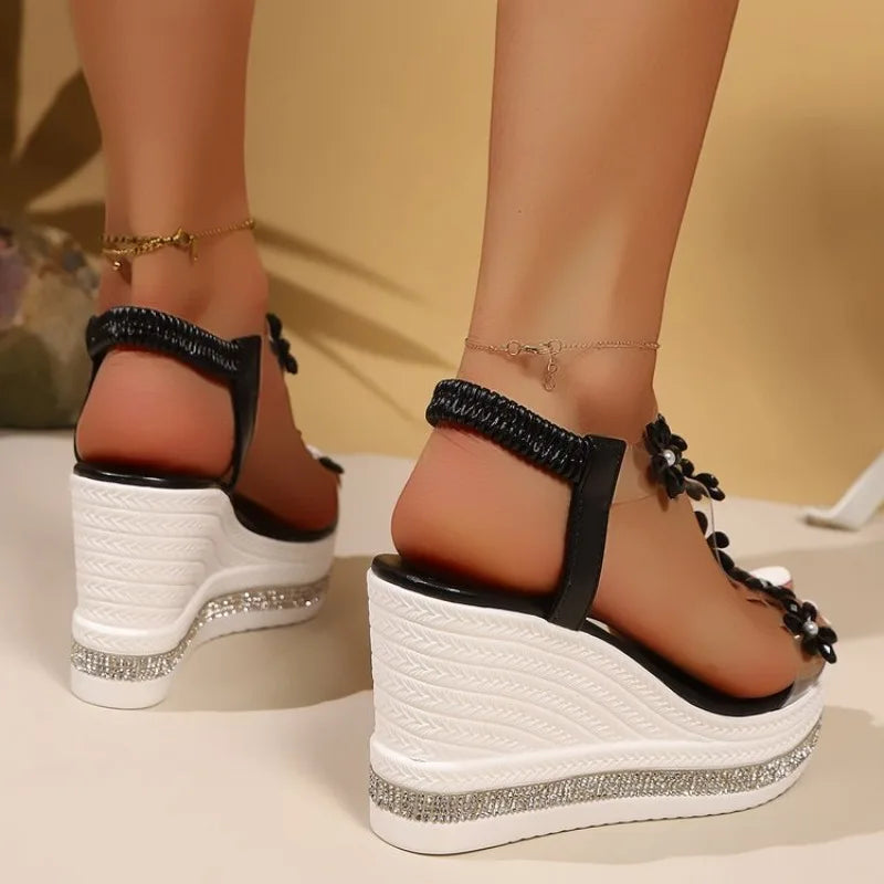 Damen-Sandalen mit dickem Absatz, Sommer-Neuheit, große Größen, modische Keilabsatz-Sandalen mit Blumen und Strass, Feen-Strandsandalen mit runder Zehenpartie