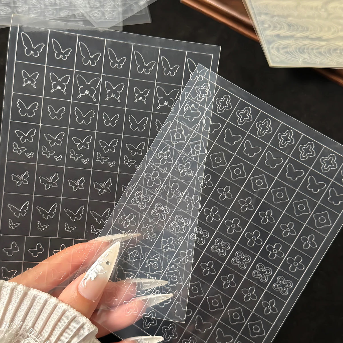 Neue Nagelaufkleber mit mehreren Designs, Schmetterlings- und Blumenmuster, transparent, sprühlackiert, wiederverwendbare PET-Nagelaufkleber für Klebeschablonen