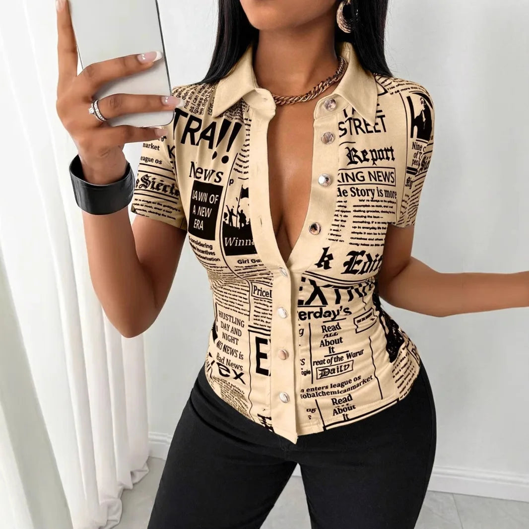 Damen Bluse mit Zeitungsdruck, Kurzarm, Knopfleiste, Hemdkragen, figurbetont, trendiges Streetwear-Oberteil
